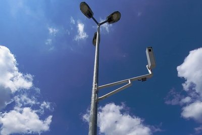 Kameras erfassen die Kennzeichen der Fahrzeuge.