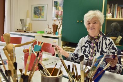 Brigitte Nicolai im Atelier auf dem Sonnenberg, in dem sie noch regelmäßig Kurse gibt.