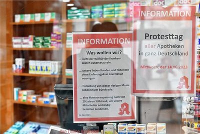 Mit Flyern und Plakaten informiert die St. Marien-Apotheke schon in diesen Tagen über den Streik und das geschlossene Geschäft. 