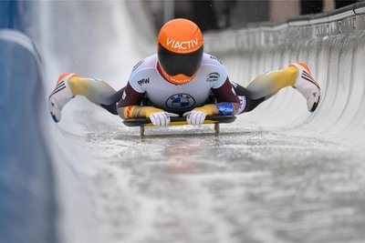 Susanne Kreher kommt nach dem zweiten WM-Lauf ins Ziel.