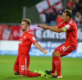 Zu früh gefreut: Mike Könnecke (links) wird von Kapitän Toni Wachsmuth geherzt, doch das Tor zum vermeintlichen 2:0 danach wegen einer Abseitsstellung von Robert Koch aberkannt.            