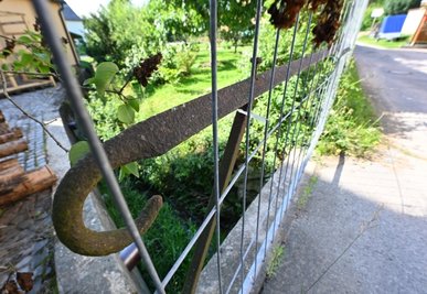 An der Brücke in Höhe der Köthensdorfer Hauptstraße 49 in Taura sichert ein Absperrgitter das instabile Geländer. Bis das erneuert werden kann, wird es wohl noch dauern. 
