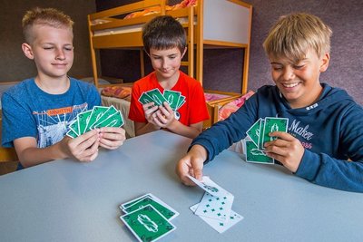 Alexander Schmidt, Rocco Bauer und Eric Hopperdietzel (v. l.) verbringen ihre Freizeit beim Kartenspielen.
