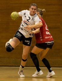 Chantal Wick (links) und der BSV hatten im letzten Spiel vor der WM-Pause bei Spitzenreiter Bietigheim einen schweren Stand. 