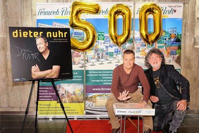 Dieter Nuhr wurde als 500. Star in den Fernweh-Park aufgenommen. Im Beisein von Initiator Klaus Beer hinterließ er auch seinen Handabdruck.