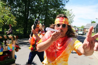 Unter anderem zogen die Teilnehmer als Hippies verkleidet durchs Dorf.