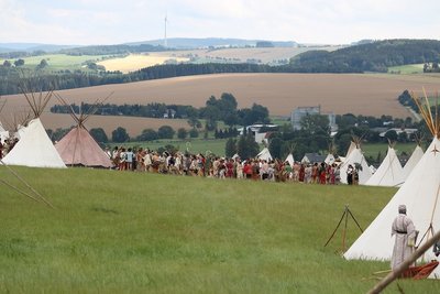Hobby-Indianer aus drei Ländern hatten ihr Lager am Teich in Großhartmannsdorf aufgeschlagen.