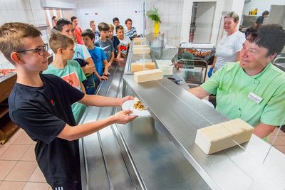 Mittagessen: Mex Seidel bekommt von Kiez-Mitarbeiterin Sylvia Kaufmann Pulled Pork.