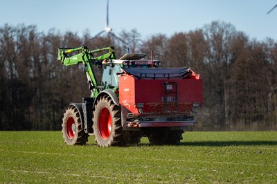 Sachsens Landwirte müssen im Frühjahr für eine gute Ernte wieder Stickstoffdünger ausbringen. Doch der ist aktuell sehr teuer. 