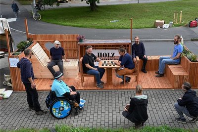 Nach dem Aufbau etwas Ruhe: Erst am letzten Mittwoch wurde dieses Parklet in Chemnitz (Heinrich-Schütz-Straße, Ecke Zeisigwaldstraße) von Caroline Kügler und Philipp Salzmesser (am Tisch) zusammen mit Bürgern montiert. Es ist das zweite Stadtmöbel dieser Art in Chemnitz und als Oase für gestresste Städter gedacht. Die Idee für solche Projekte kommt ursprünglich aus den USA.