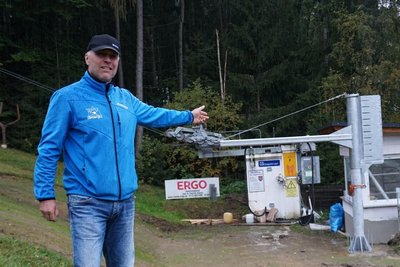 Norbert Dick, der Vorsitzende des Wintersportverein Erlbach. Hier an der damals neuen Talstation am Kegelberg im Oktober 2021.