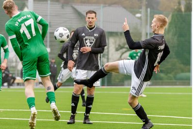 Der Syrauer Max Rudisch (rechts) kämpft gegen den Oelsnitzer Maximilian Röhling um den Ball. Tobias John, der später mit Rot vom Platz flog, schaut zu.