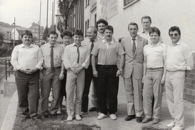 Das erste Präsidium des Ringerverbandes Sachsen nach der Wende: Burkhard Schulz (Freital), Wilfried Richter (Gelenau), Rita Meyer (Auerbach), Thomas Schmidt (Gelenau), Peter Tympel (Leipzig), Peter Goltz (Altenburg), Lienhard Patzak (Aue), Gerhard Oertel (Gelenau/Präsident), Jürgen Bohndorf (Leipzig), Roger Bengs (Leipzig) und Wolfgang Quente (Chemnitz, v. l.)