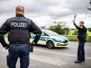 Polizeibeamte bei einer Corona-Einreisekontrolle der Bundespolizei.