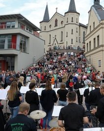 Rund 350 Besucher waren auf dem Teichplatz. Die Toiletten im Höhlermuseum (linkes Gebäude) sind verschlossen geblieben. 