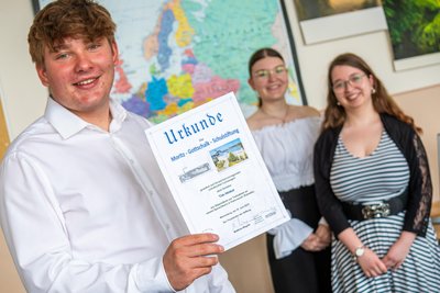 Tim Hinkel, Emma Schubert (M.) und Liupé Leymann bekommen eine Sprachreise gefördert.