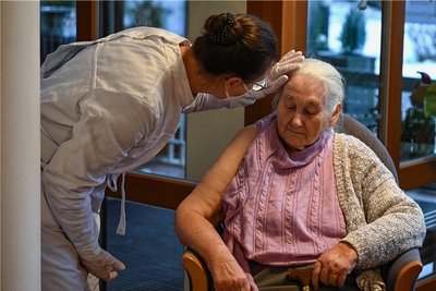 Liebevolle Pflege - das wünschen sich viele im Alter. Doch das ist teuer. 