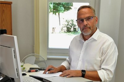 Der neue Landrat Dirk Neubauer hat von seinem Vorgänger die Grundausstattung des Büros im Freiberger Amt übernommen. 