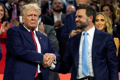 In den Hintern gekrochen? Donald Trump und J. D. Vance.