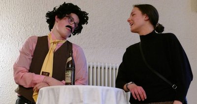 Verkleidet als Karli aus Meißen brachte der Ehemann, gespielt von Tim Helbig, Brigitte alias Claudia Lein doch noch in Stimmung. 