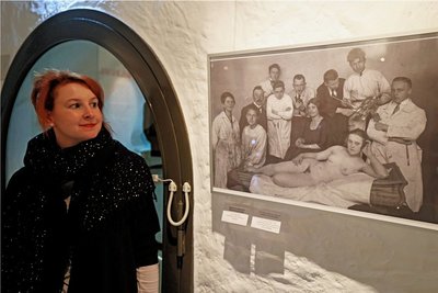 Beim Rundgang entdeckte Claudia Große ein historisches Foto mit Erich Ohser und der Aktklasse der Akademie der Bildenden Künste Leipzig.