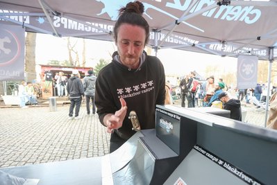 Alex Stache mit seinem Fingerboard an der Skaterhalle Druckbude.