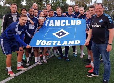 Die Plauener Michael Ulbricht (vorn links) und Karsten Repert (rechts) haben die Einladung von HSV-Präsident Marcell Jansen (7. von rechts) mit großer Freude entgegengenommen. 