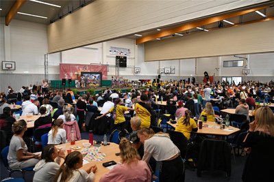 In der Sport- und Mehrzweckhalle am Schwanenteich ging es beim Tanzfestival eng zu. Nicht nur 370 Tänzer waren dabei, sondern auch unzählige Eltern und Trainer.