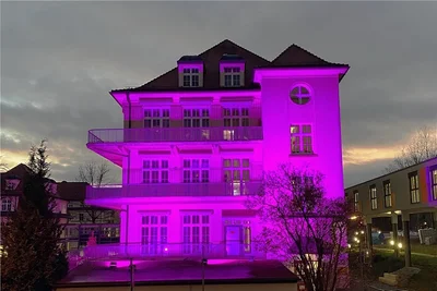 "Purple for Preemis" ("Purpur für Frühchen"): Haus G des Klinikums an der Flemmingstraße. 