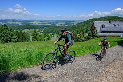 Kalle Steeges Runde führt auf die Lausche, den höchsten Berg im Zittauer Gebirge. Bergab geht es kilometerlang über launige Trails.