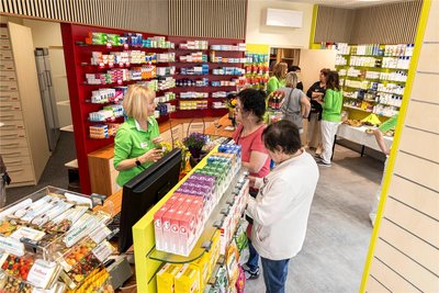 Am Montag hat die Apotheke ihre Türen im neuen Geschäft an der Oberwiesenthaler Straße geöffnet. Bedient werden die Kundinnen und Kunden unter anderem von Marika Mischke (l.).