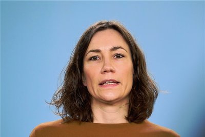 Anne Spiegel, Bundesfamilienministerin, zuvor Umweltministerin in Rheinland-Pfalz, das im letzten Sommer eine Flutkatastrophe heimgesucht hat. Mitten in der Krise danach blieb sie nicht im Land, sondern trat einen vierwöchigen Familienurlaub an. 