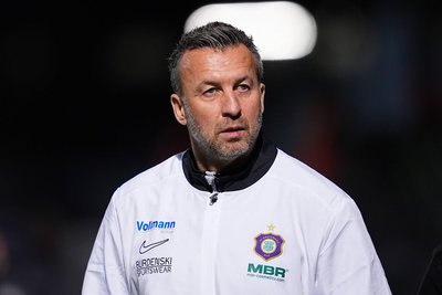 Unter seiner Regie wurde es nicht besser, sondern schlechter. Der Trainer versuchte alles, um seine Mannschaft zu bestärken und die Trendwende herbeizuführen – jedoch ohne Erfolg. Seine Maßnahmen halfen nicht. Unter ihm gewann Aue kein einziges Ligaspiel, auch aufgrund kapitaler Fehler auf dem Platz.