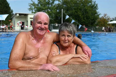 Petra und Edgar Frischmann aus Burgstädt gehören zu den Stammgästen. Sie sind an schönen Tagen täglich im Freibad Penig anzutreffen.