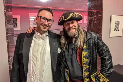 Dirigent Sebastian Peter Zippel und Sänger Willi „Whysker“ Papperitz in der Pause im Foyer.