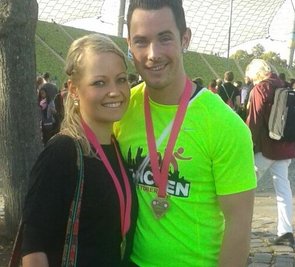 Überglücklich im Ziel: Annemarie Claus und ihr Freund Oliver, der zusammen mit ihr den München-Marathon gelaufen ist.