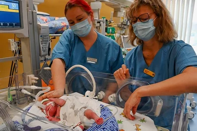 Manja Maniatis (links) und Ines Felber gehören zum Behandlungsteam, das die Frühchen im Klinikum umsorgt. Am Mittwoch beteiligte sich die Einrichtung am weltweiten Weltfrühchentag.