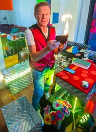 In Joachim Reschs Wohnzimmer dreht sich alles um sein neues Hobby, die Zauberei. Seine Auftritte plant der 67-Jährige sehr akribisch. 