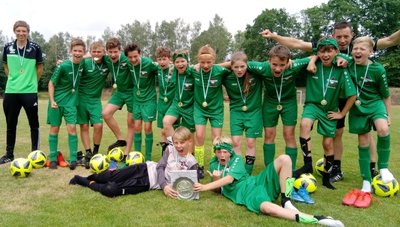 Die D-Junioren der SG Jahnsdorf/Burkhardtsdorf sind Kreismeister. Das Endspiel gegen Mitteldorf ging bis ins 9-Meter-Schießen. 