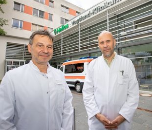 Marco Theilig (links) übernimmt als Chefarzt die Leitung der neuen Klinik für Lungenheilkunde, Schlafmedizin und Infektiologie. Jens Weise ist Chefarzt und Ärztlicher Direktor des Helios Vogtland-Klinikums. 