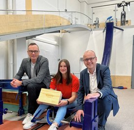 Ein Talent unter Talenten: Melina Fischer hat nach einer knapp vierwöchigen Wettkampf- und Trainingsreise in Nordamerika, während der sie bei den Junioren-Weltcups einmal Dritte und zweimal Vierte wurde, einen überraschenden Empfang in Oberwiesenthal erlebt. Nun gilt es zwar, den verpassten Unterrichtsstoff aufzuarbeiten, denn im Frühjahr stehen für die Rodlerin die Abiturprüfungen an. Weil ihr die Kombination aus Sport und Schule aber in besonderer Weise gelingt, ist sie zur Eliteschülerin des Jahres gekürt worden. Diese deutschlandweit durch den Deutschen Sparkassen- und Giroverband gestiftete Anerkennung wurde ihr von Andreas Schmied (r.) und Jens Römling (l.) überreicht. Neben einem hochwertigen Kopfhörerset enthielt die Geschenkbox auch eine Einladung für 2024 nach Frankfurt am Main, wo alle Eliteschüler der Jahre 2022 und 2023 empfangen werden. 