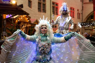 Märchenhafte Figuren tanzten durch den Innenhof, wie etwa diese Leuchtelfe und dieser Lichtertroll.