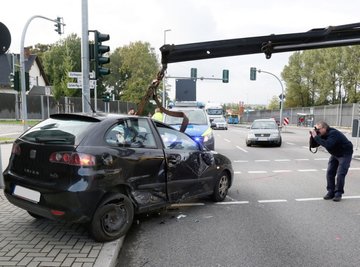 Fall für den Abschleppdienst: Ein Seat nach einem Unfall auf der B 174 in Chemnitz.