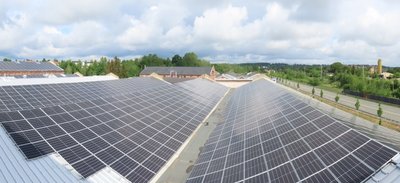 Die größte Sonnenenergie-Anlage der Firma Juno Solar wurde auf die Hallen des ehemaligen Werdauer Kraftfahrzeugwerks "Ernst Grube" montiert. 