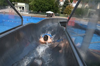 Jede Menge Spaß garantiert auch die Wasserrutsche, die vor allem bei jüngeren Besuchern gut ankommt.