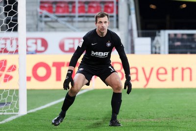 Der Stammtorhüter spielte keine tadellose Saison, leistete sich vielleicht den ein oder anderen Patzer mehr als noch in der Vorsaison, hielt seine Mannschaft aber oft genug mit Paraden überhaupt noch im Spiel und verhinderte schlimmeres – so in etwa in Verl. Männel hat es noch drauf, das hat er bewiesen. .
