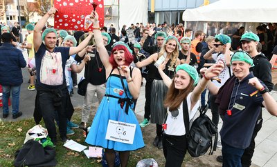 Die "Erstis" wurden mit Schutzhäubchen ausgestattet und mussten sich eine Gruppe suchen. Über 400 Studierende waren in diesem Jahr am Start.