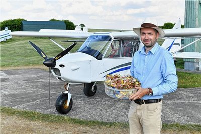 Zum Sonnenwendfeuer in Langhennersdorf will Bolislaw Richter will mit dem Flieger Tüten mit Gummibären abwerfen.