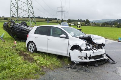 Ein Audi und ein VW stießen am Freitag in Arnsfeld zusammen.