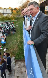 Die Kneipenrallye startete auf dem Campus der TU Bergakademie Freiberg. Rektor Klaus Dieter Barbknecht, Thomas Schmalz, Chef des Studentenwerkes, und Philipp Preißler als Vetreter der Stadtverwaltung (von rechts nach links) freuen sich darüber, dass sich die Studierenden für die Stadt Freiberg entschieden haben.